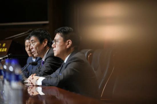抱着老师的嫩臀猛然挺进视频